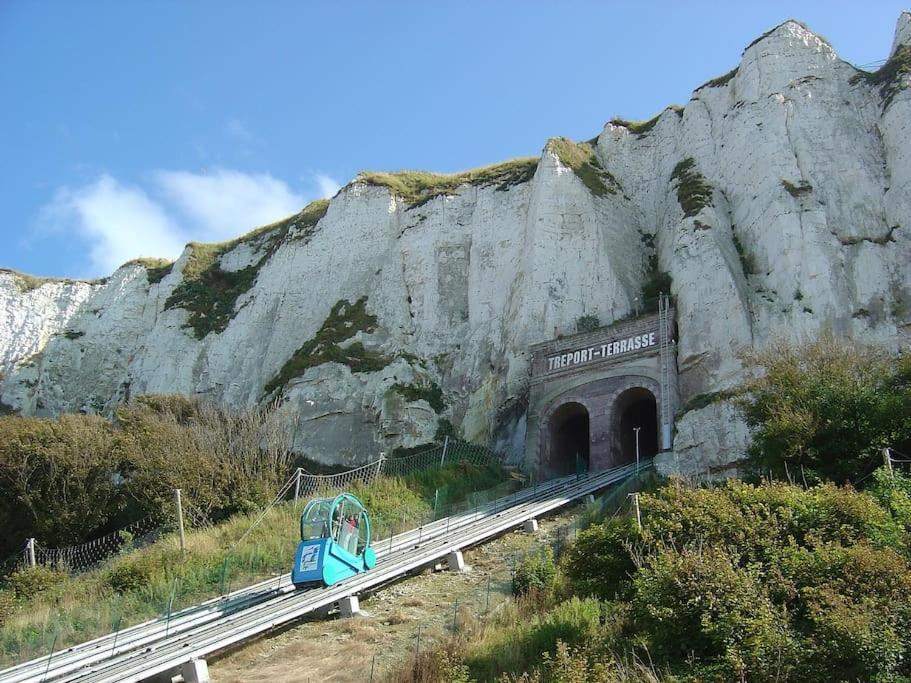 IDÉALEMENT SITUÉ LE STUDIO Les Locations ISAHORA sont aussi à 2 pas du Château d'Eu, des Falaises du Tréport, de MERS les Bains et aux portes de la BAIE DE SOMME Eu (Senna Marittima) Esterno foto