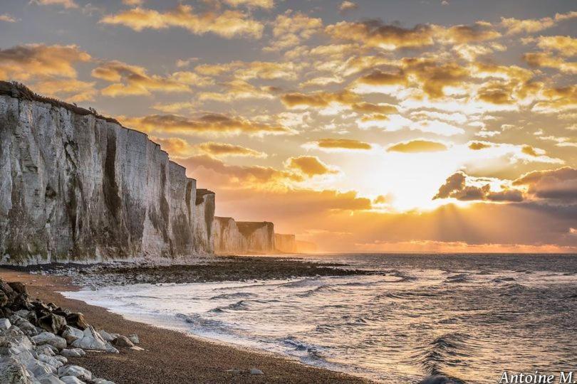 IDÉALEMENT SITUÉ LE STUDIO Les Locations ISAHORA sont aussi à 2 pas du Château d'Eu, des Falaises du Tréport, de MERS les Bains et aux portes de la BAIE DE SOMME Eu (Senna Marittima) Esterno foto