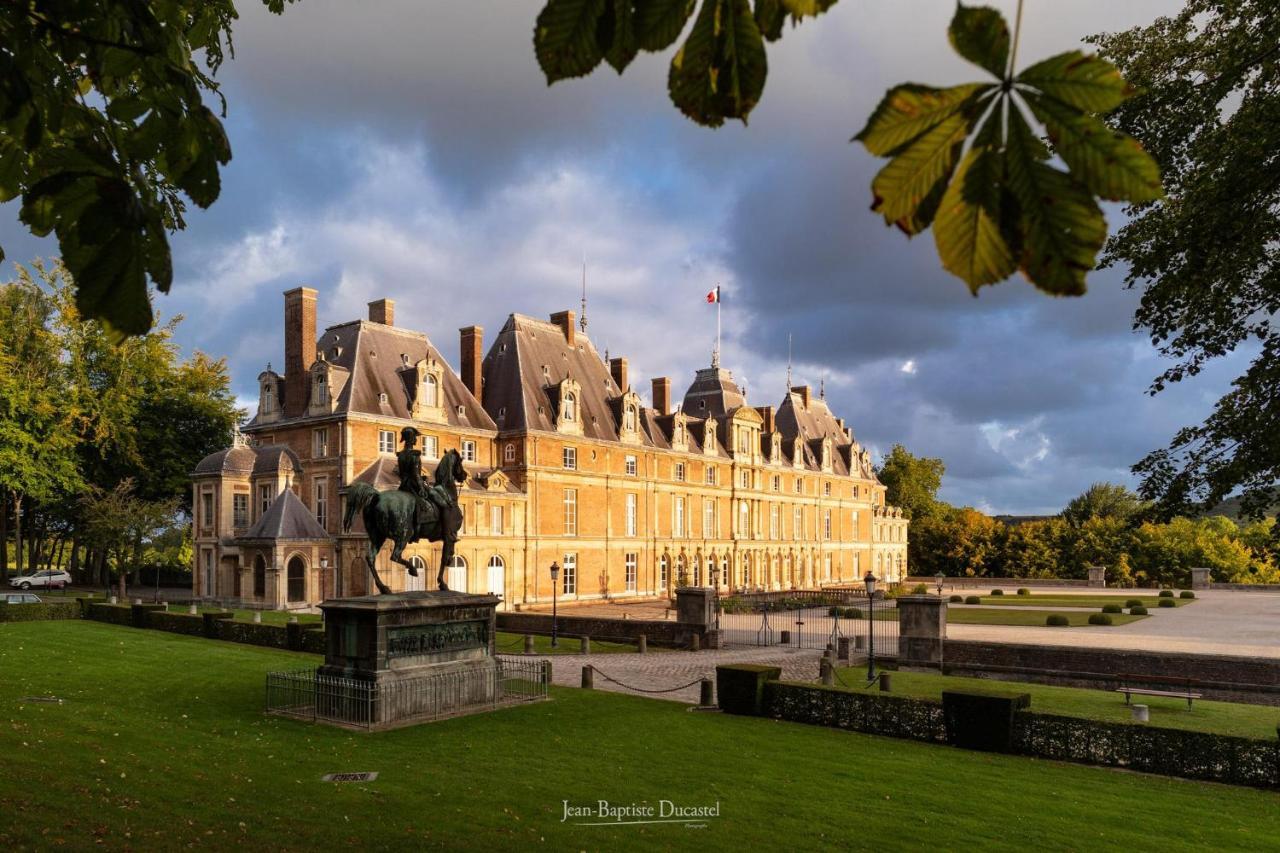 IDÉALEMENT SITUÉ LE STUDIO Les Locations ISAHORA sont aussi à 2 pas du Château d'Eu, des Falaises du Tréport, de MERS les Bains et aux portes de la BAIE DE SOMME Eu (Senna Marittima) Esterno foto